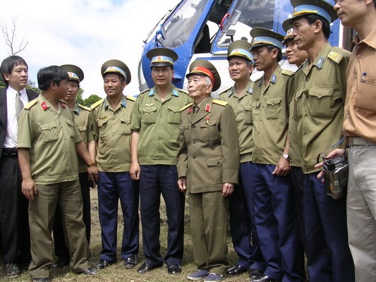 Ngày 19/4/2004, trực thăng của Quân chủng Phòng không – Không quân lên để đưa Đại tướng từ sân bay Mường Thanh vào Mường Phăng, nơi ở Bộ chỉ huy chiến dịch Điện Biên Phủ năm xưa.